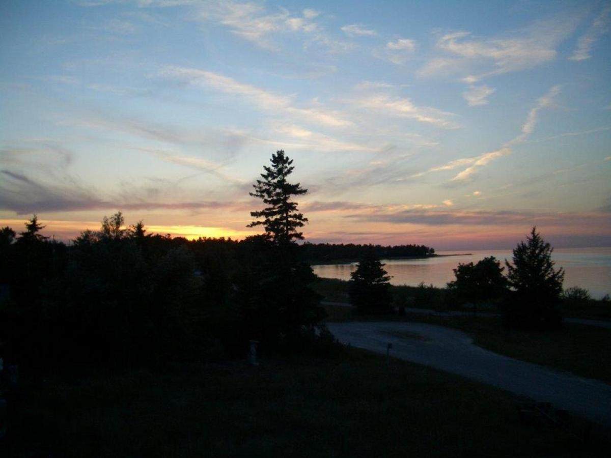 The Purple Martin Lakeside Inn Bird Sanctuary On Lake Huron Rogers City Exterior foto